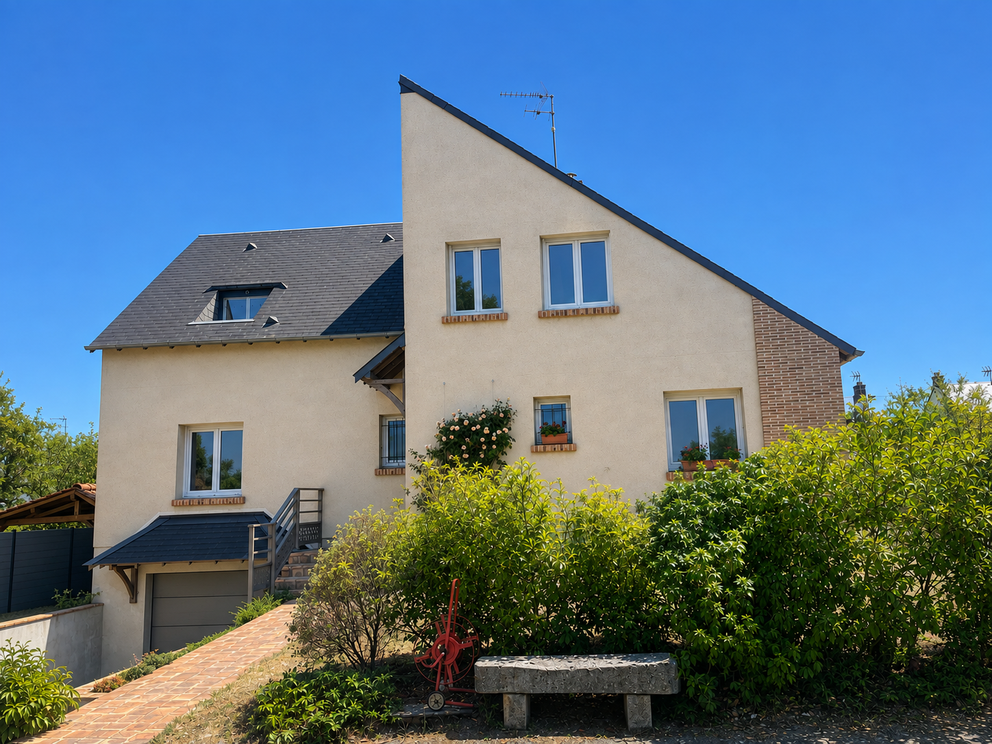 Jolie maison de famille contemporaine avec piscine et garage – Secteur Baffier