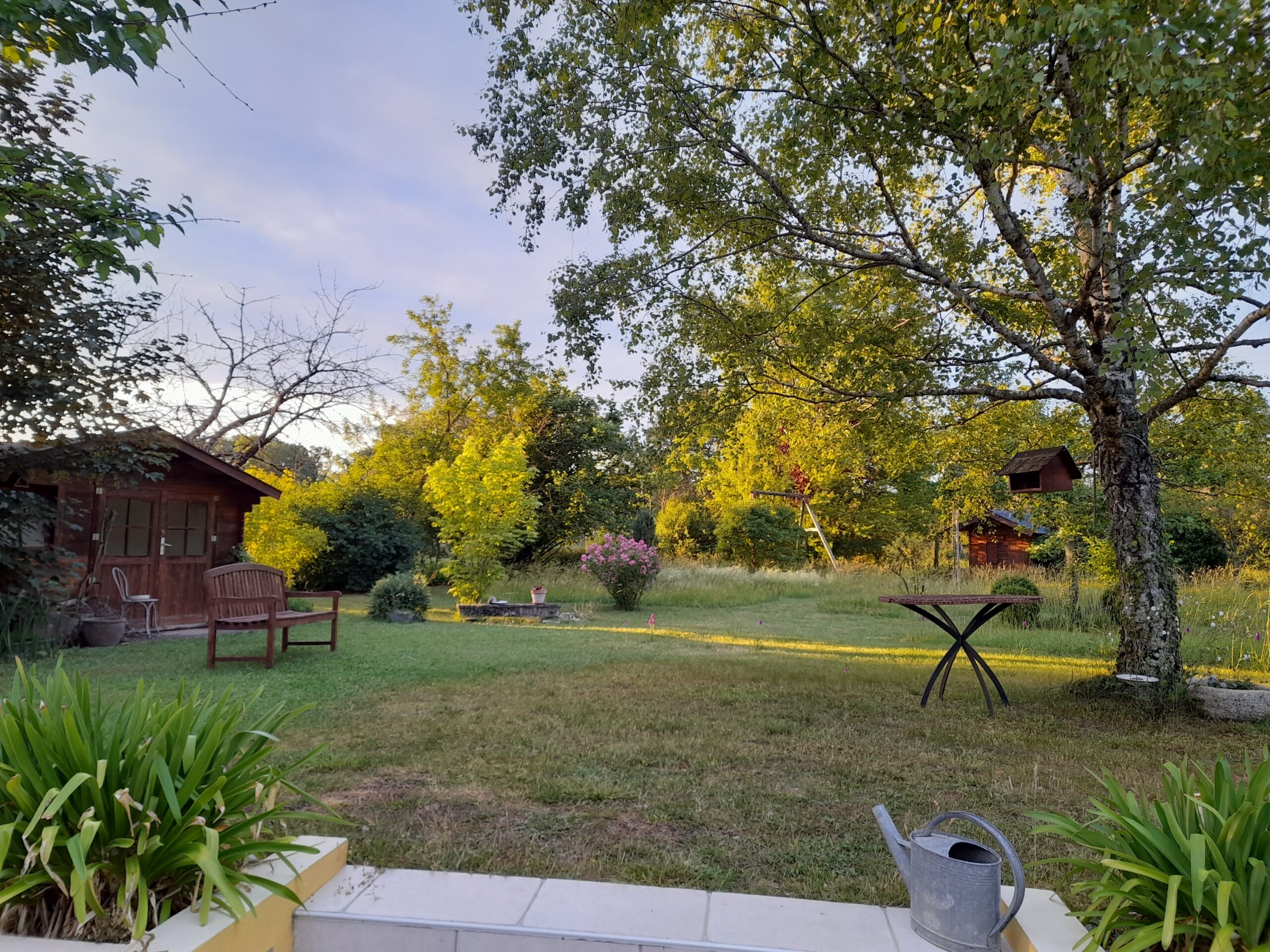 Jolie longère rénovée offrant 135m² habitables avec bâtiment garage et studio