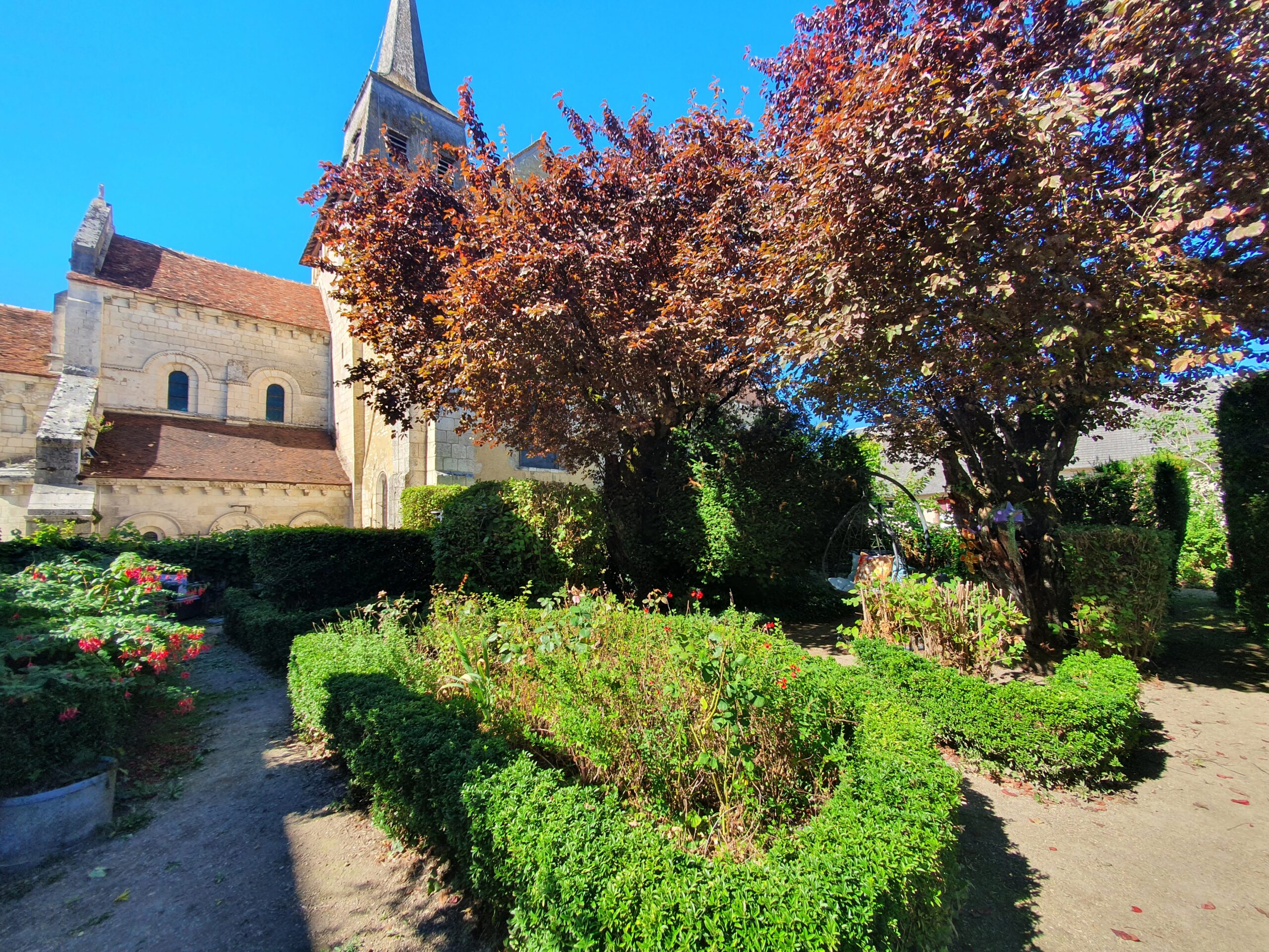 Proche Bourges – Belle maison de Famille rénovée offrant 430m² habitables avec dépendances