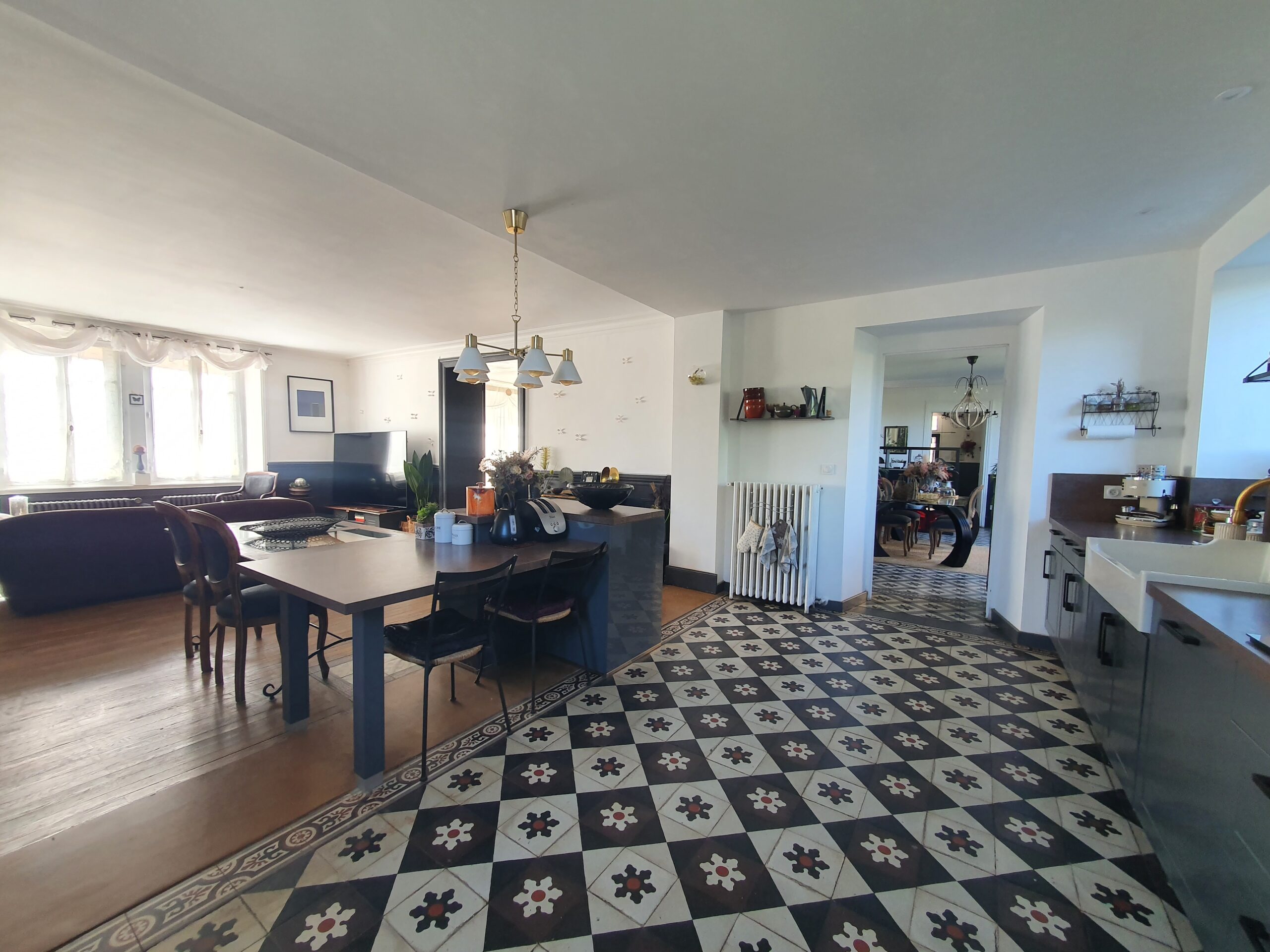 Proche Bourges – Belle maison de Famille rénovée offrant 430m² habitables avec dépendances