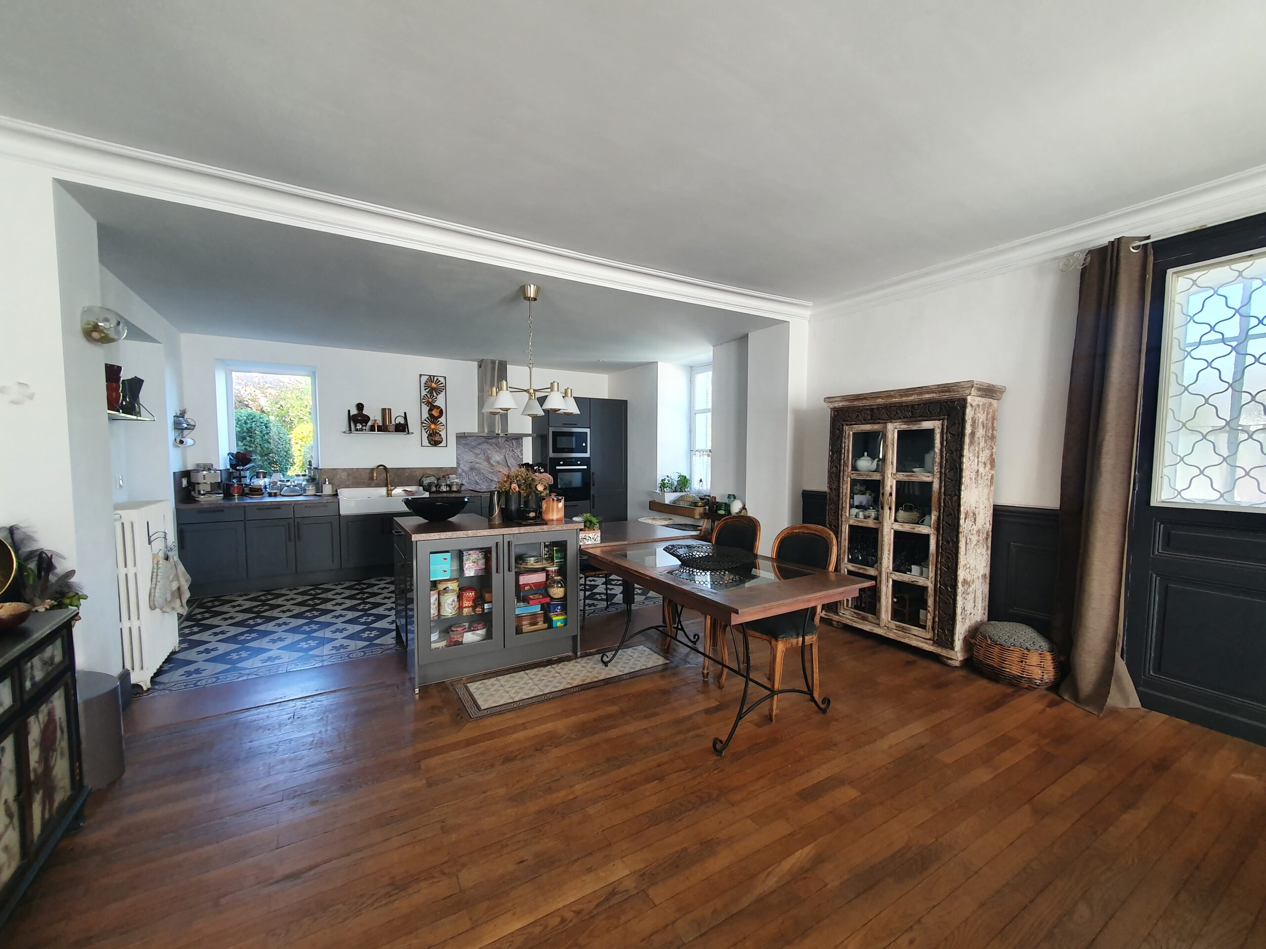 Proche Bourges – Belle maison de Famille rénovée offrant 430m² habitables avec dépendances