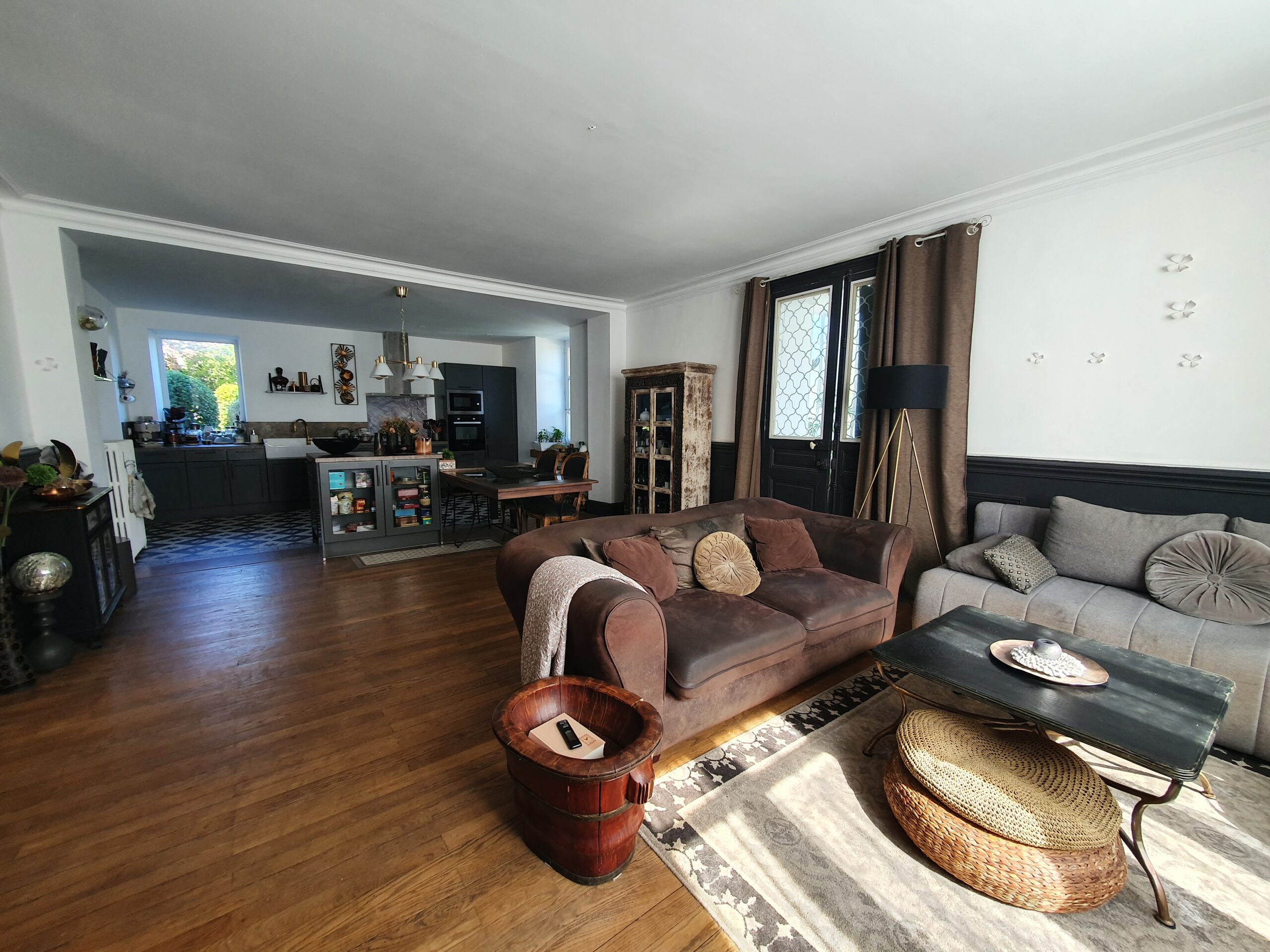 Proche Bourges – Belle maison de Famille rénovée offrant 430m² habitables avec dépendances