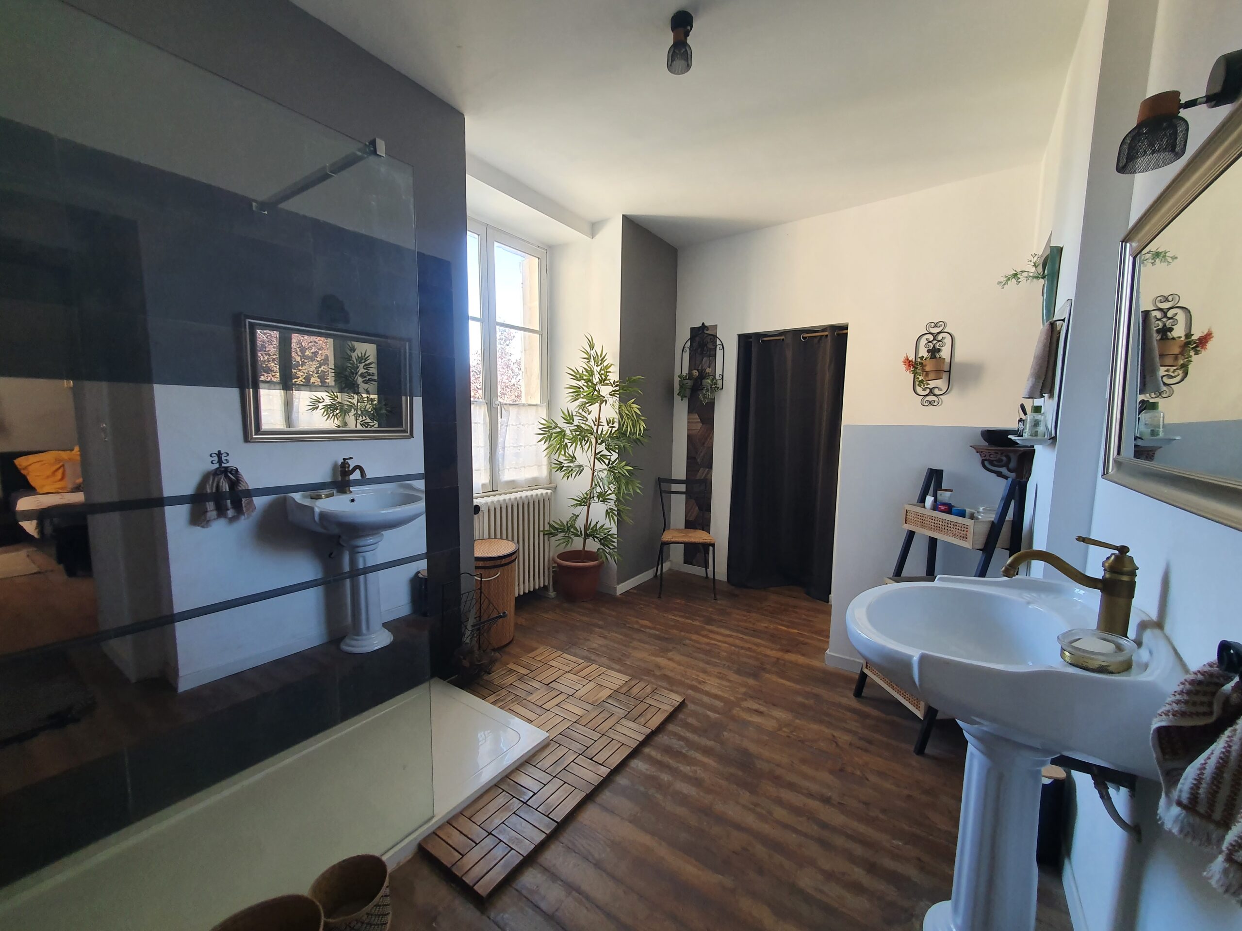 Proche Bourges – Belle maison de Famille rénovée offrant 430m² habitables avec dépendances