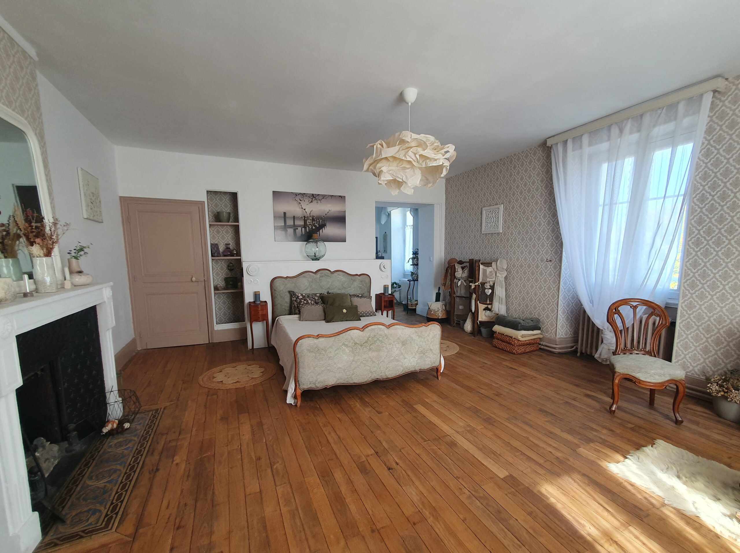 Proche Bourges – Belle maison de Famille rénovée offrant 430m² habitables avec dépendances