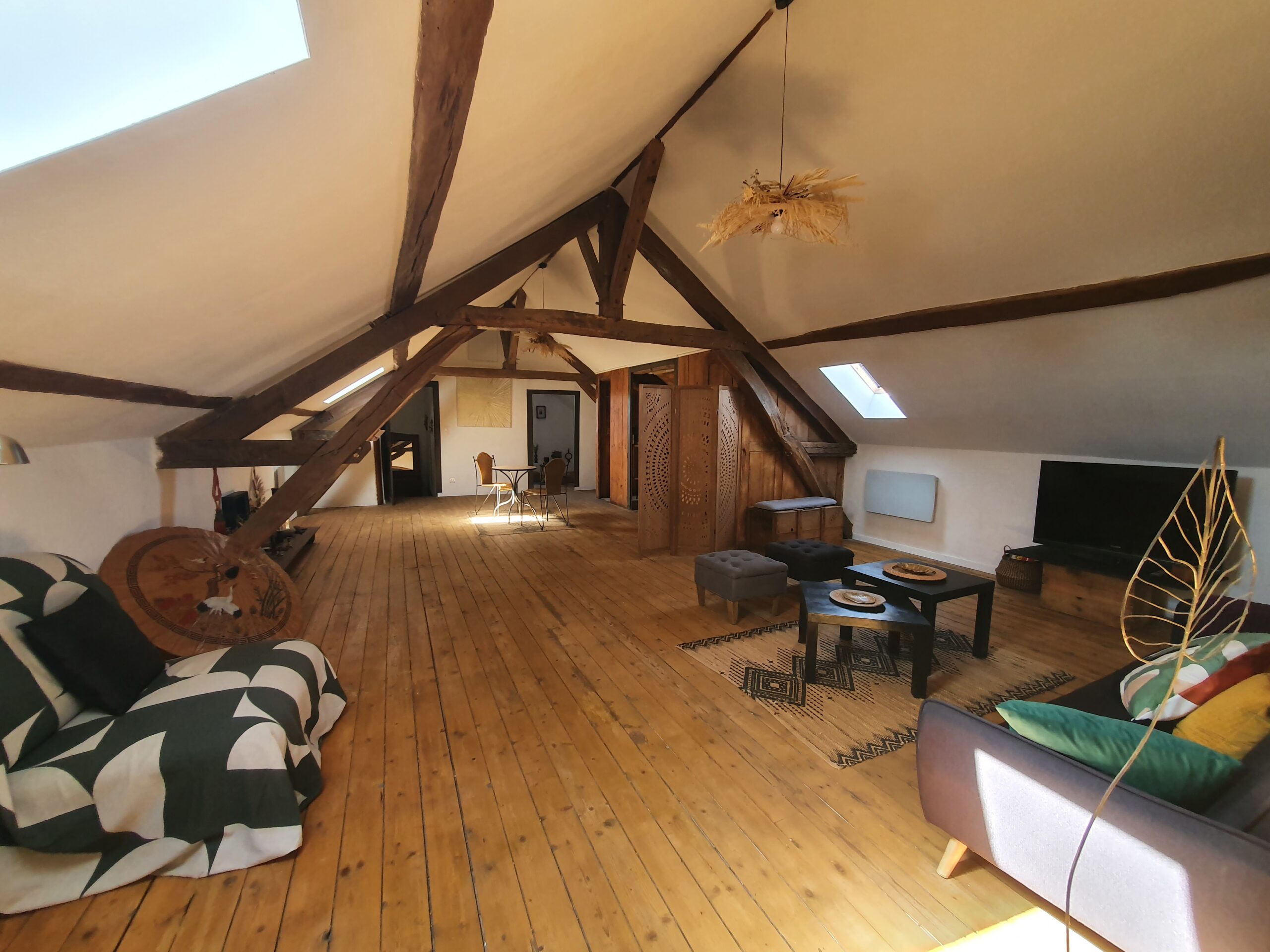 Proche Bourges – Belle maison de Famille rénovée offrant 430m² habitables avec dépendances