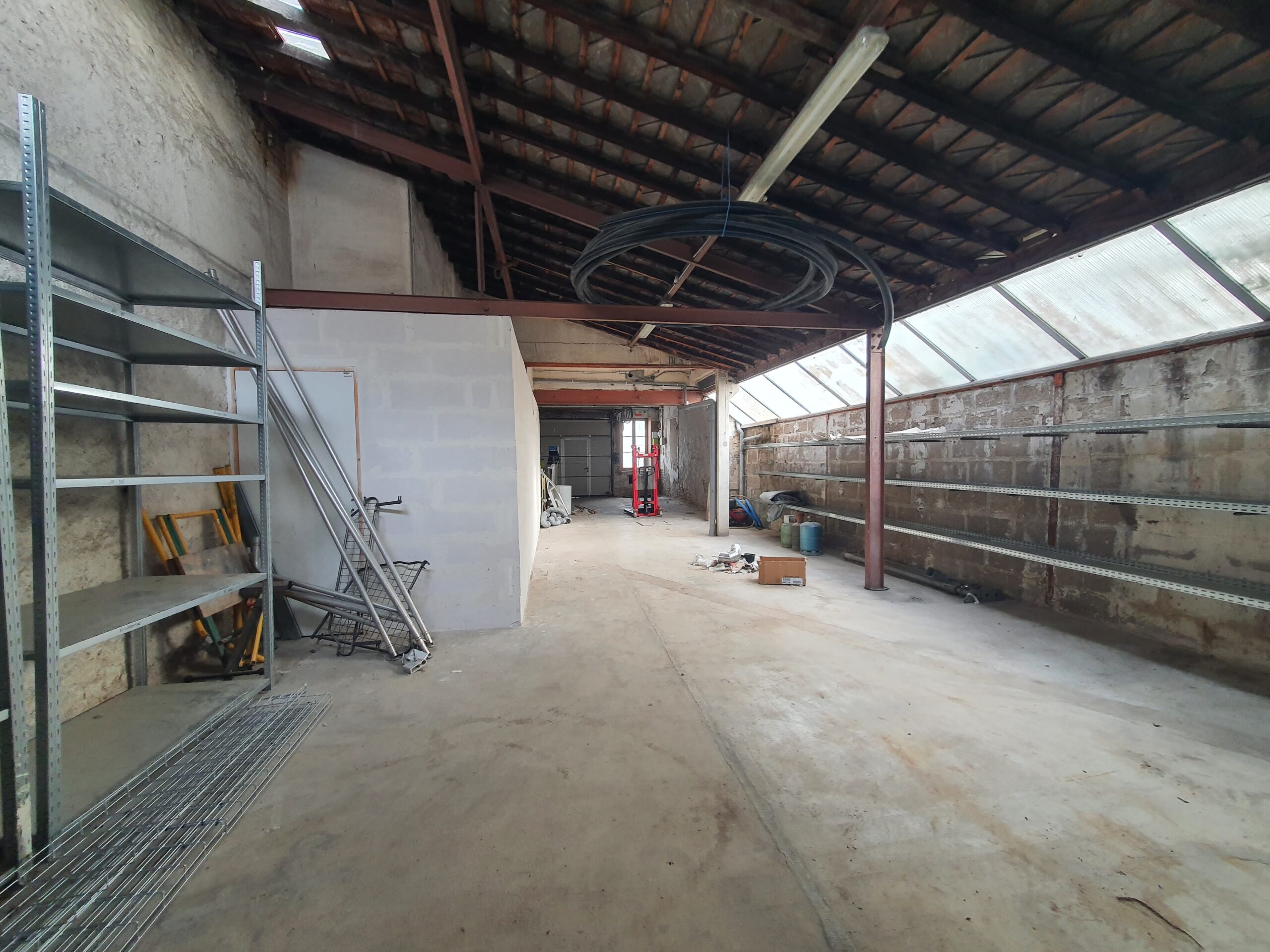 Ensemble mixte à vendre quartier Baffier – Local professionnel entrepôt avec bureaux et appartement de 5 pièces