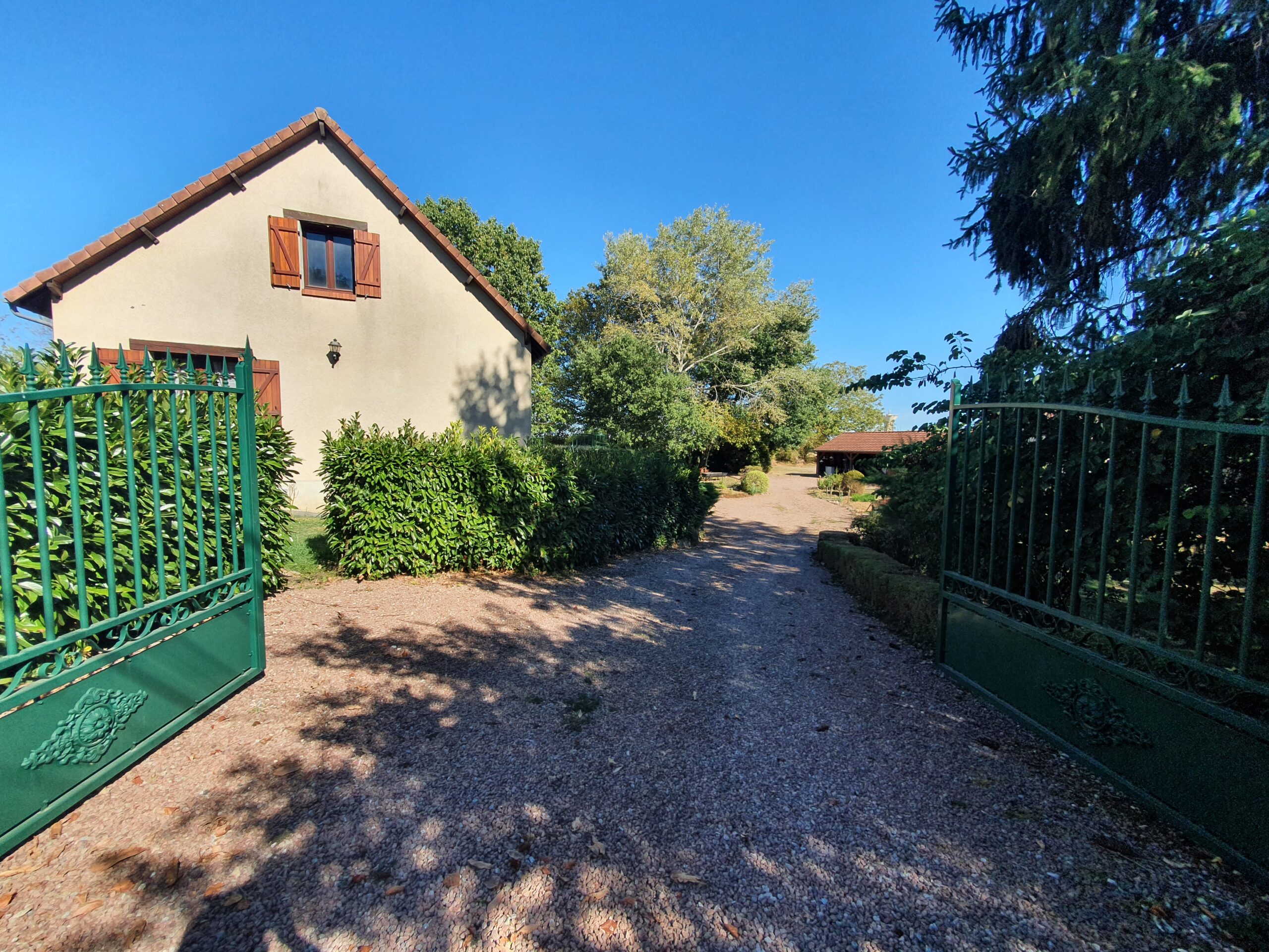 20mn&rsquo;s de Bourges – Maison offrant 112m² avec agréable jardin et double garage