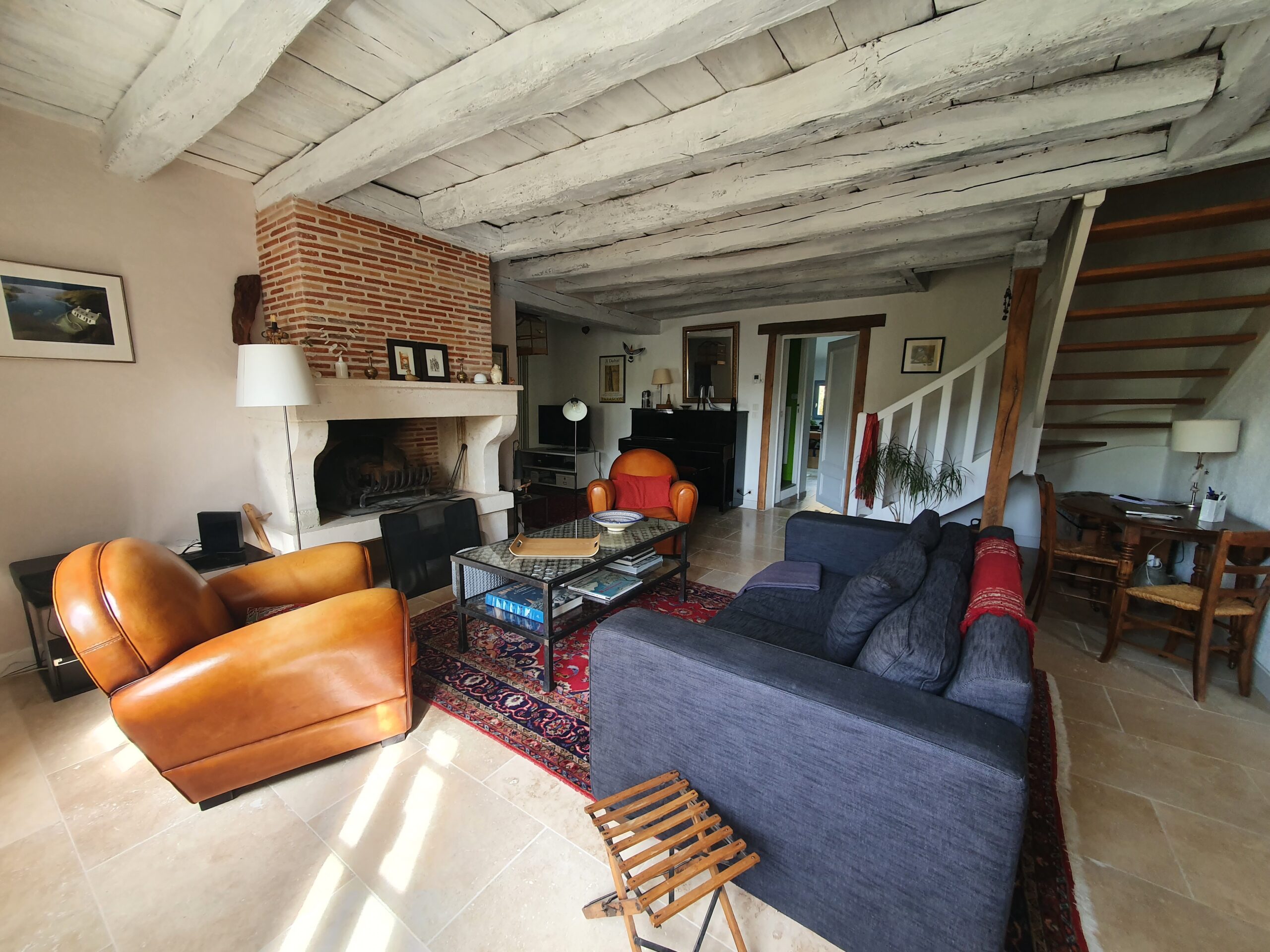 Jolie longère rénovée offrant 135m² habitables avec bâtiment garage et studio