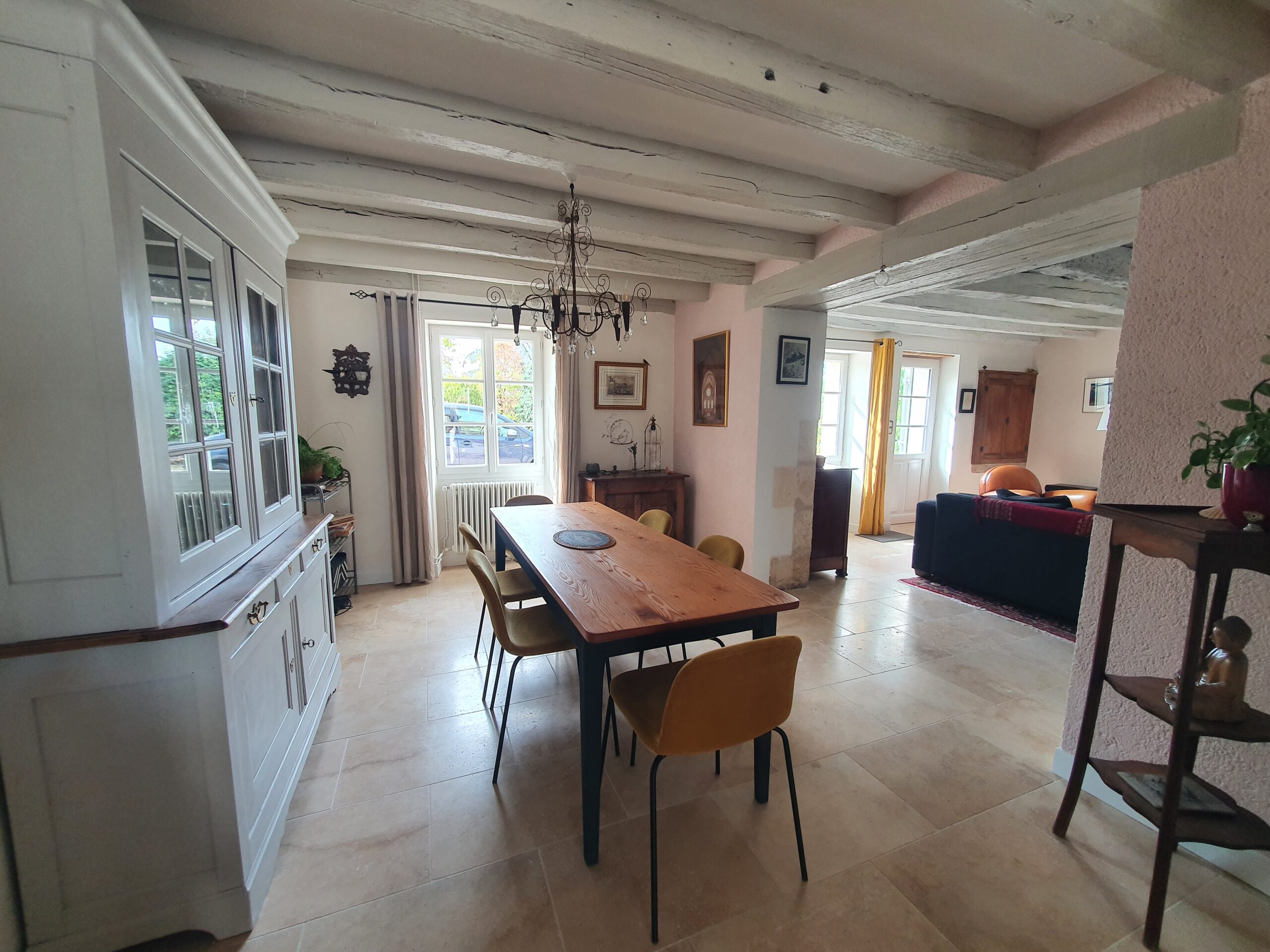Jolie longère rénovée offrant 135m² habitables avec bâtiment garage et studio