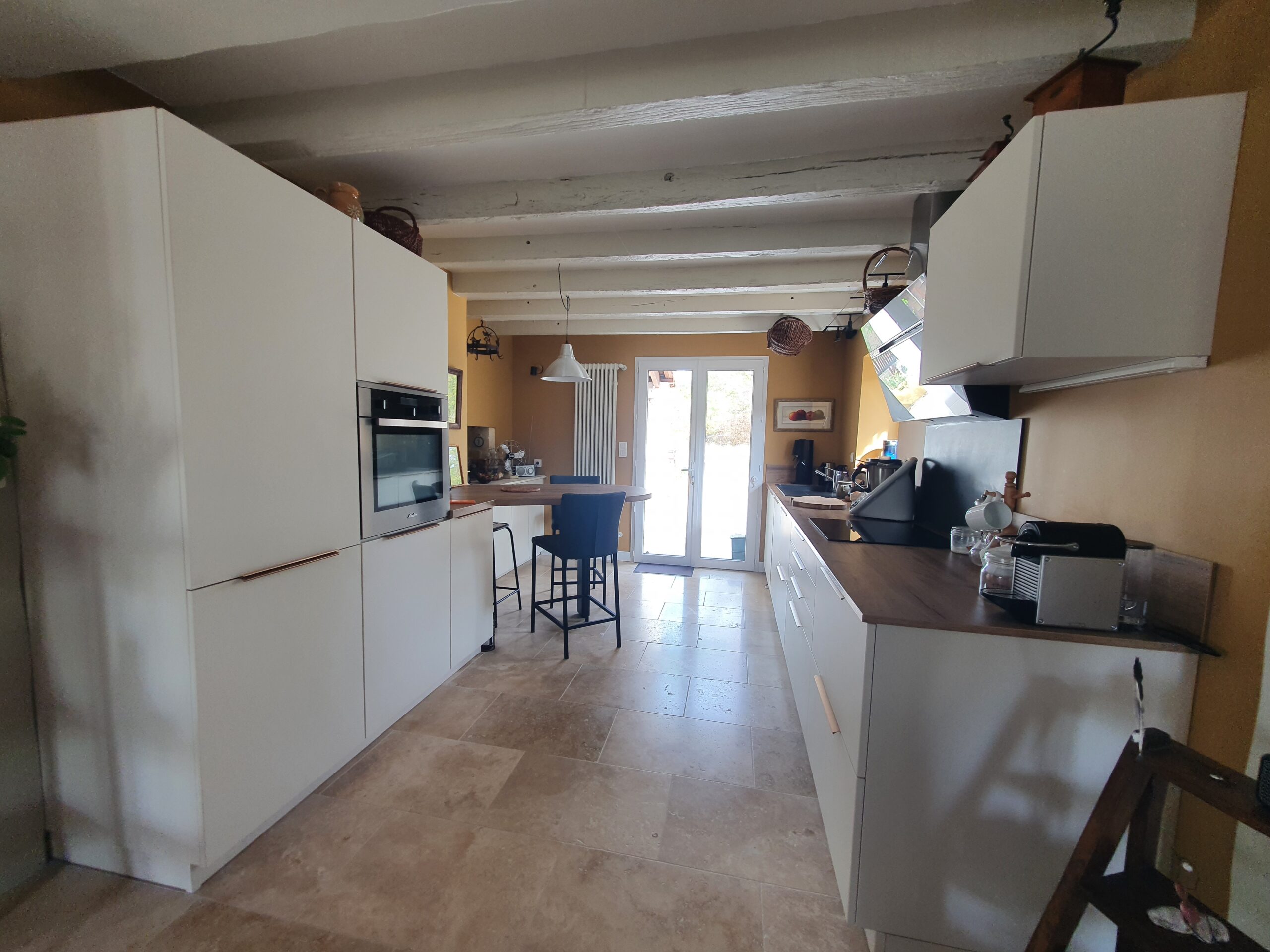 Jolie longère rénovée offrant 135m² habitables avec bâtiment garage et studio