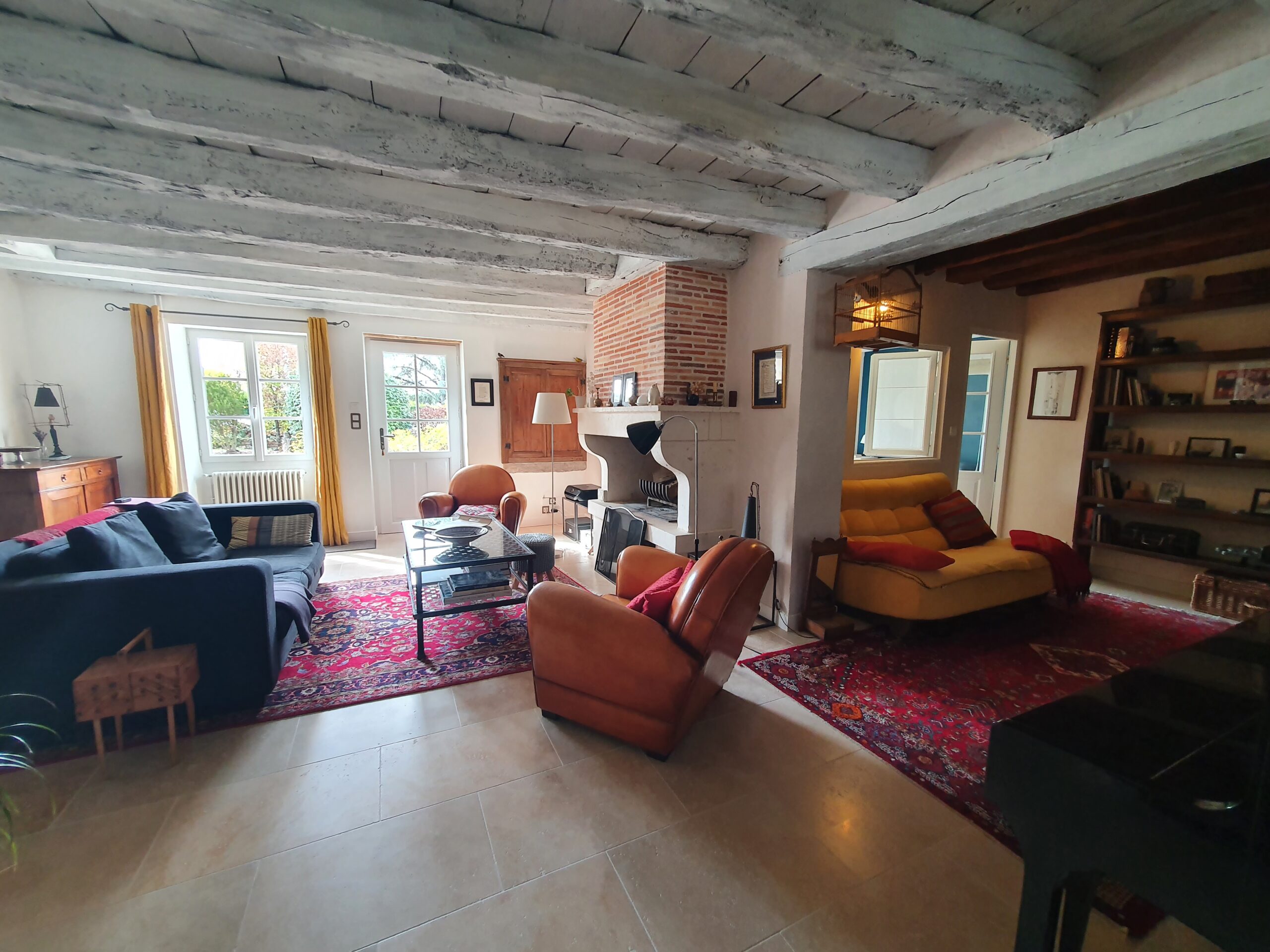 Jolie longère rénovée offrant 135m² habitables avec bâtiment garage et studio