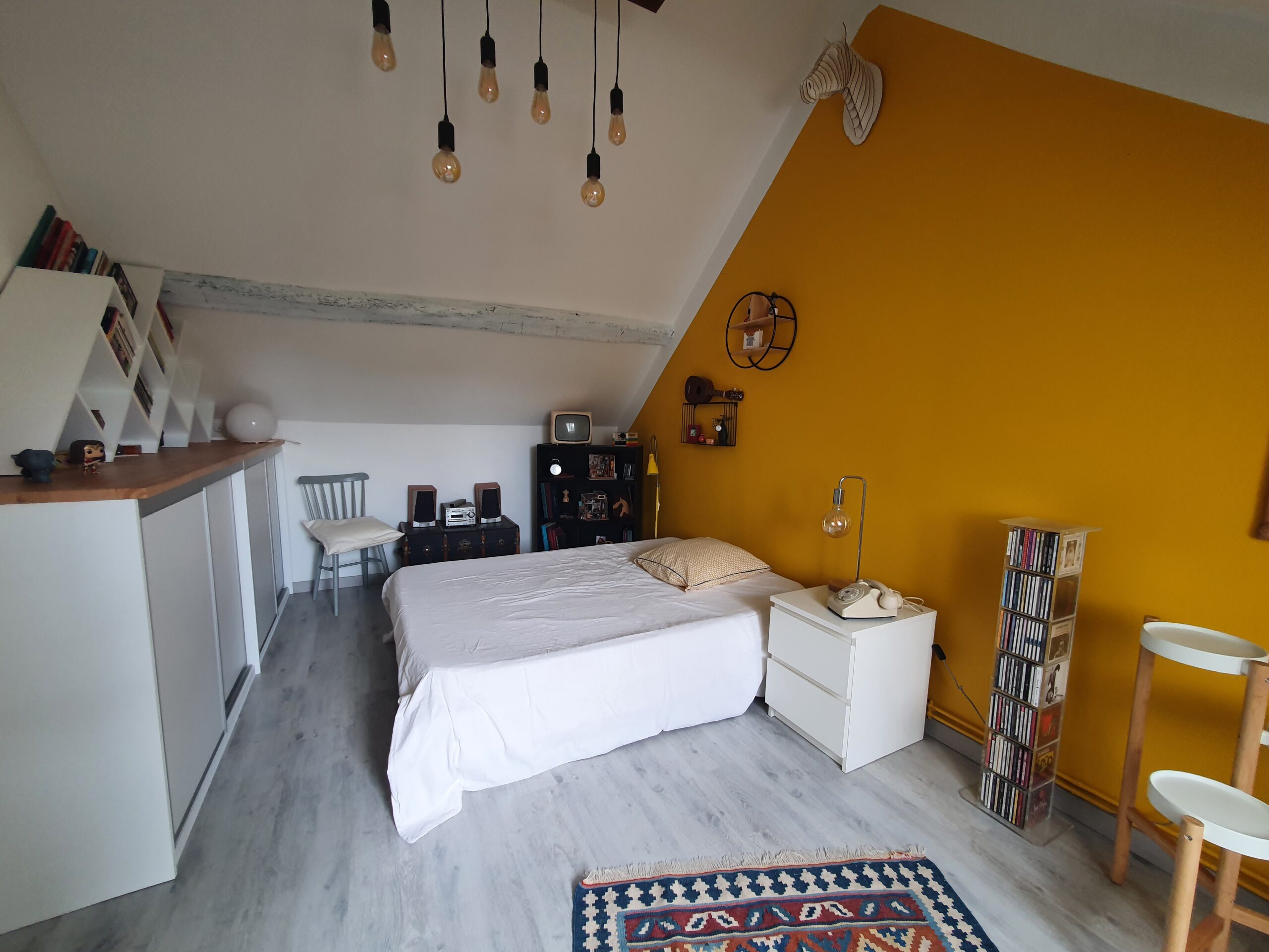 Jolie longère rénovée offrant 135m² habitables avec bâtiment garage et studio