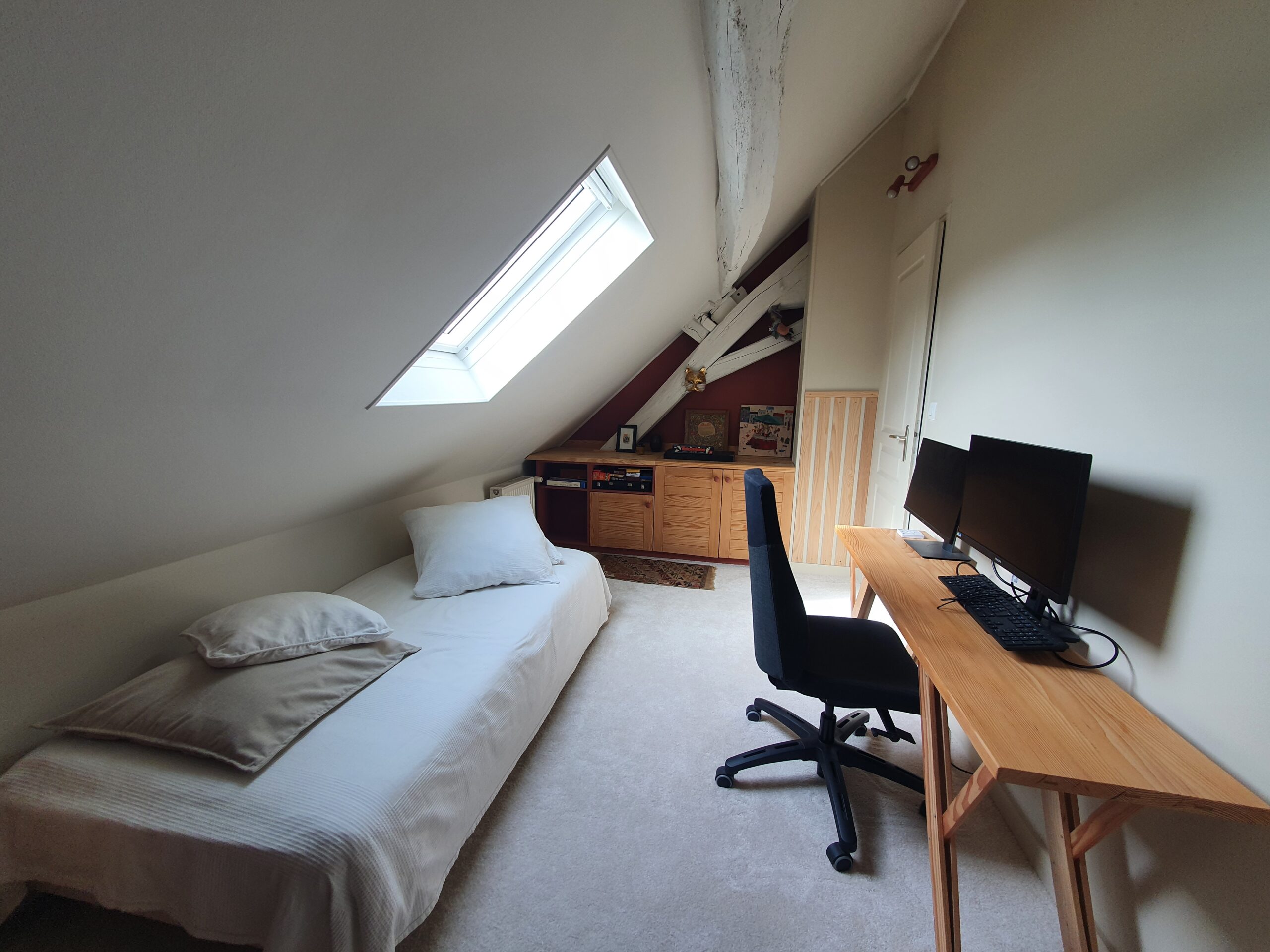 Jolie longère rénovée offrant 135m² habitables avec bâtiment garage et studio