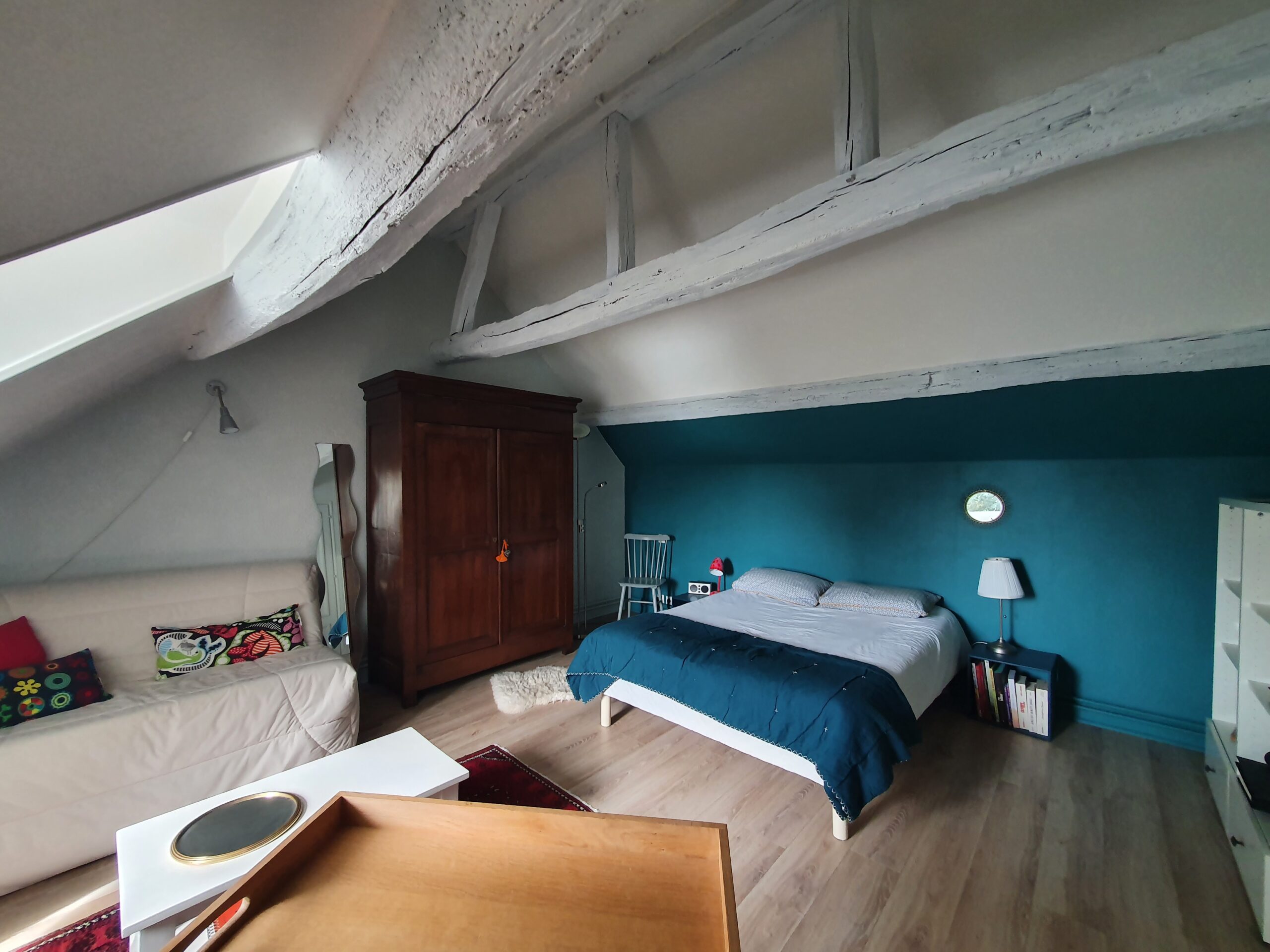 Jolie longère rénovée offrant 135m² habitables avec bâtiment garage et studio