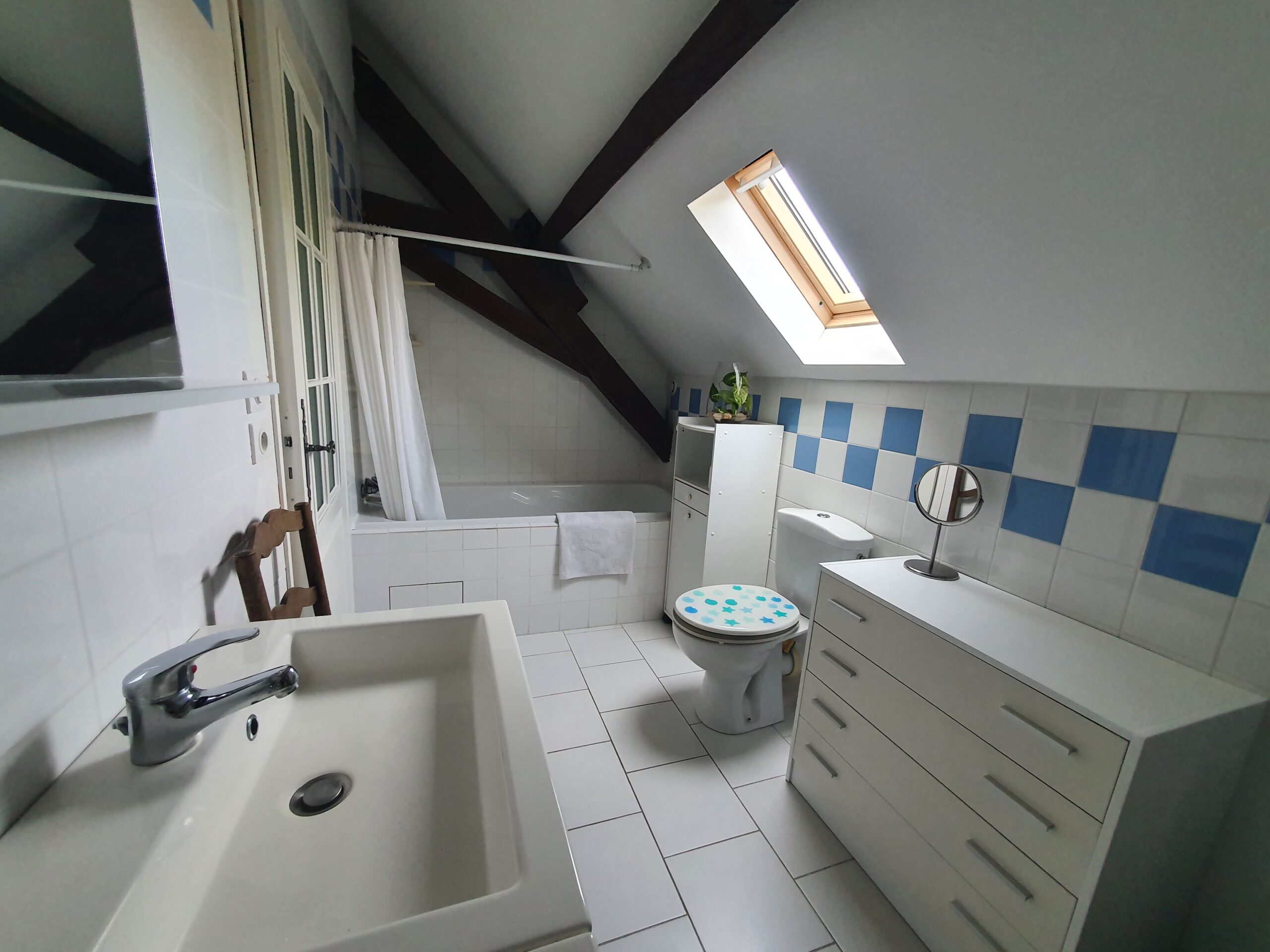 Jolie longère rénovée offrant 135m² habitables avec bâtiment garage et studio