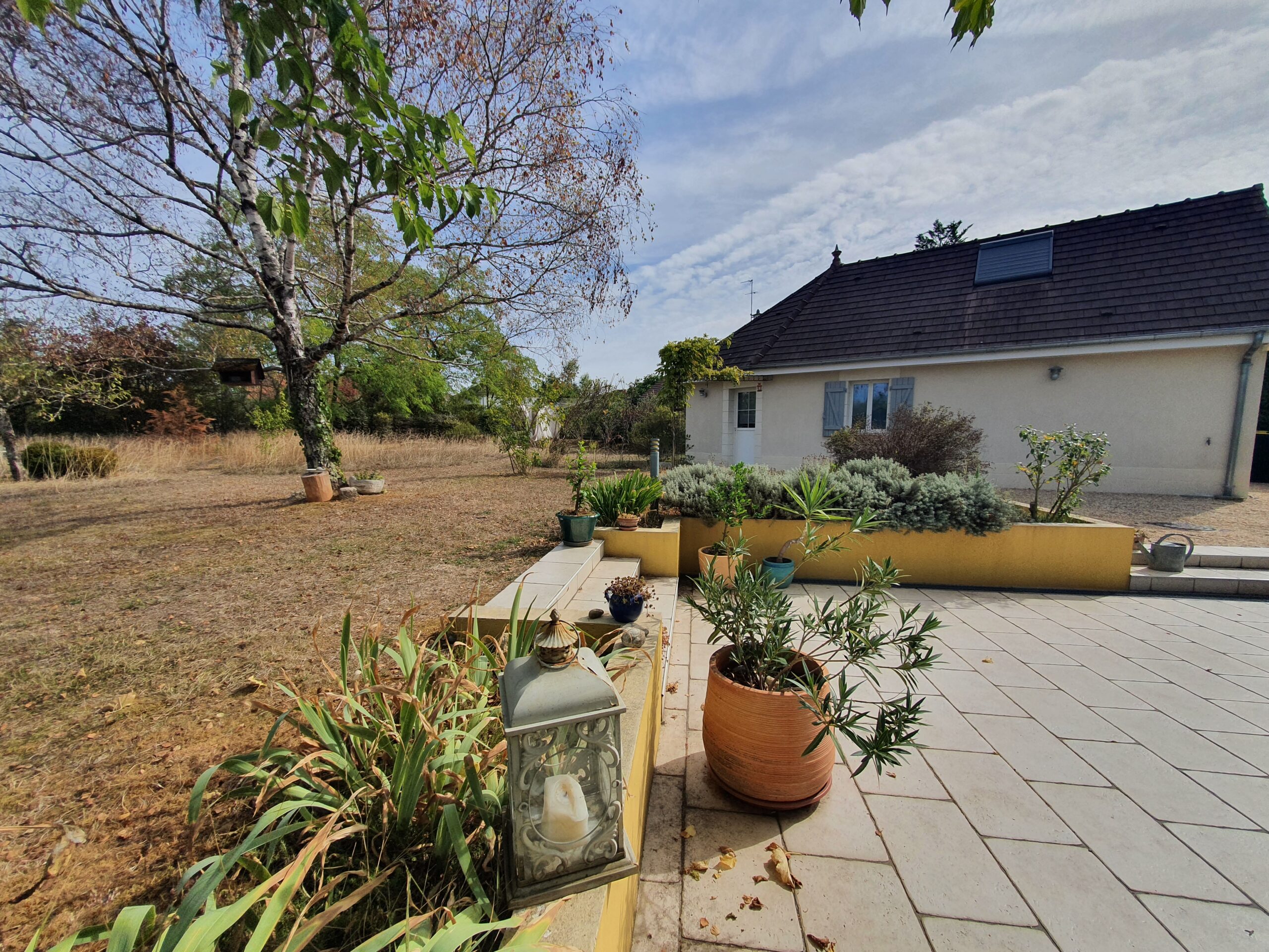 Jolie longère rénovée offrant 135m² habitables avec bâtiment garage et studio