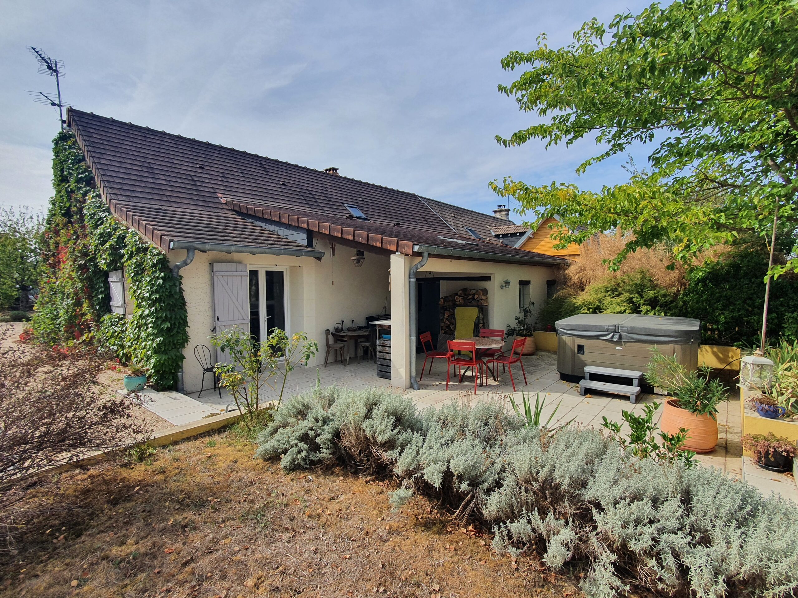 Jolie longère rénovée offrant 135m² habitables avec bâtiment garage et studio