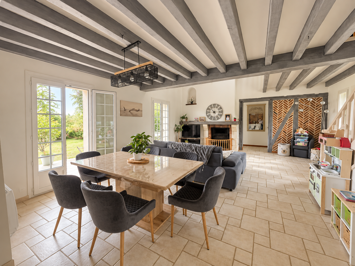 Proche Bourges – Maison de famille offrant 210m² avec piscine