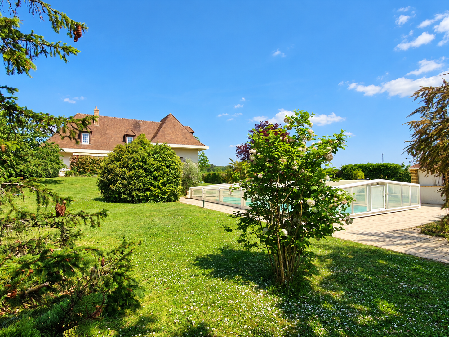 Proche Bourges – Maison de famille offrant 210m² avec piscine