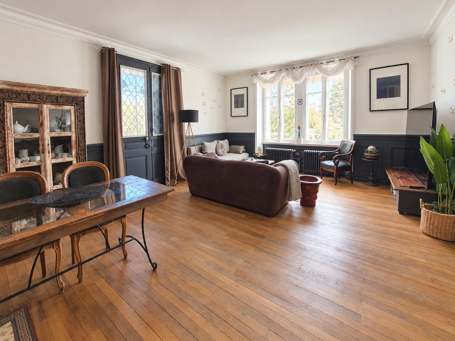 Proche Bourges – Belle maison de Famille rénovée offrant 430m² habitables avec dépendances