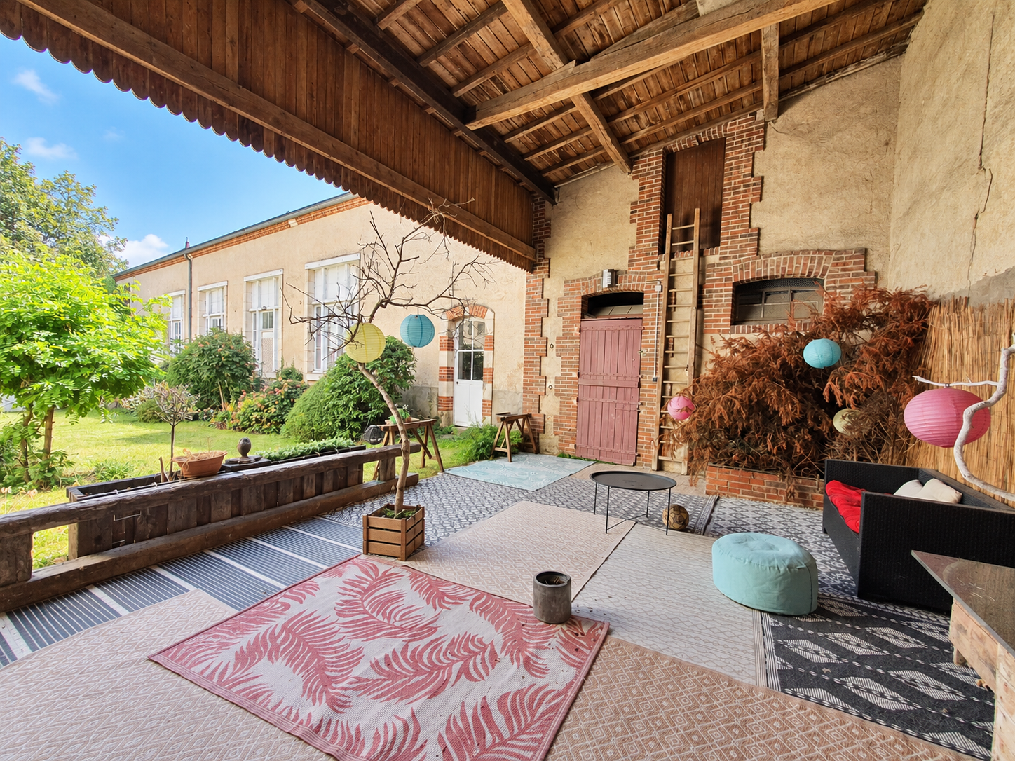 Proche Bourges – Belle maison de Famille rénovée offrant 430m² habitables avec dépendances