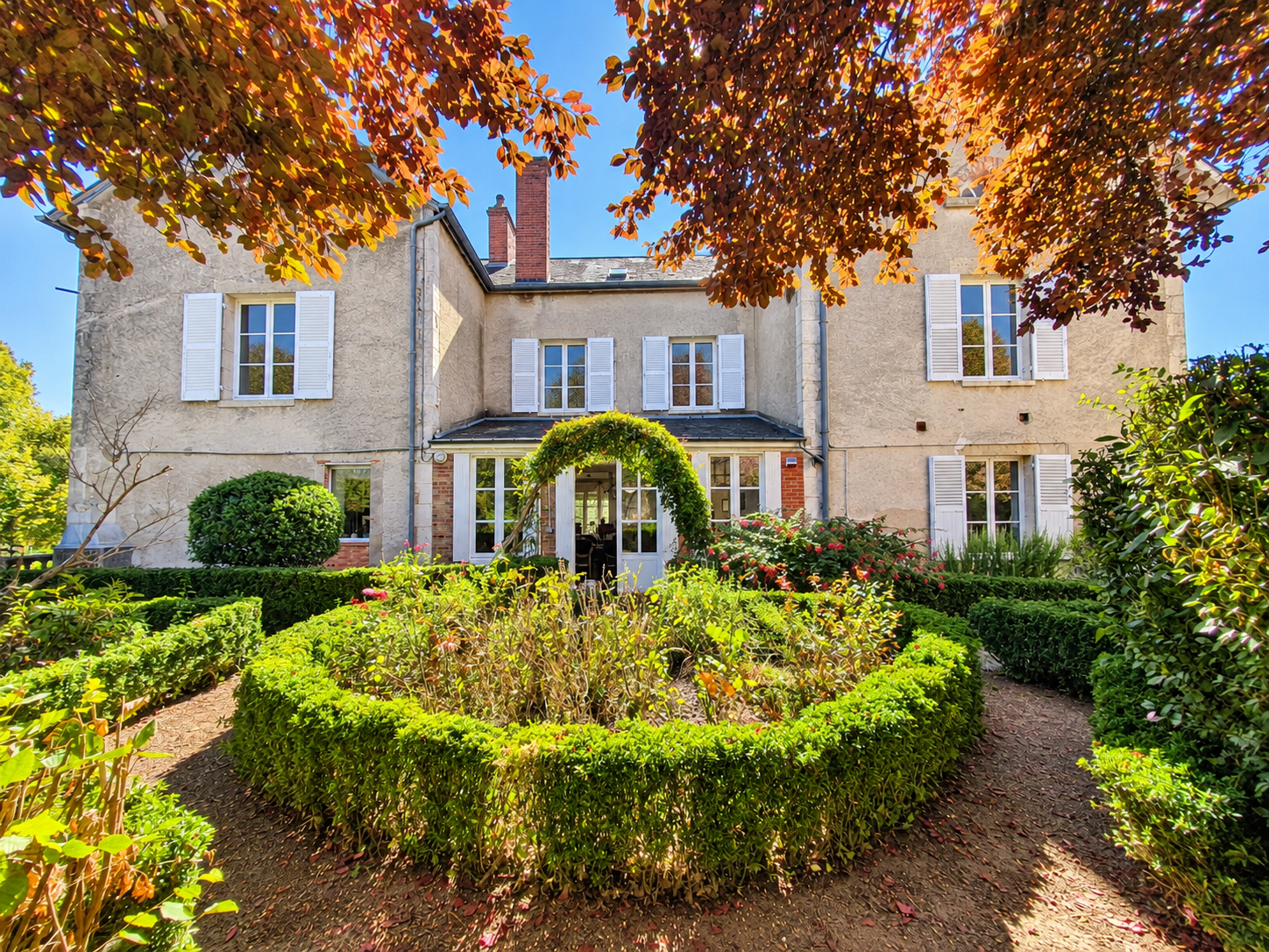 Proche Bourges – Belle maison de Famille rénovée offrant 430m² habitables avec dépendances - Image principale