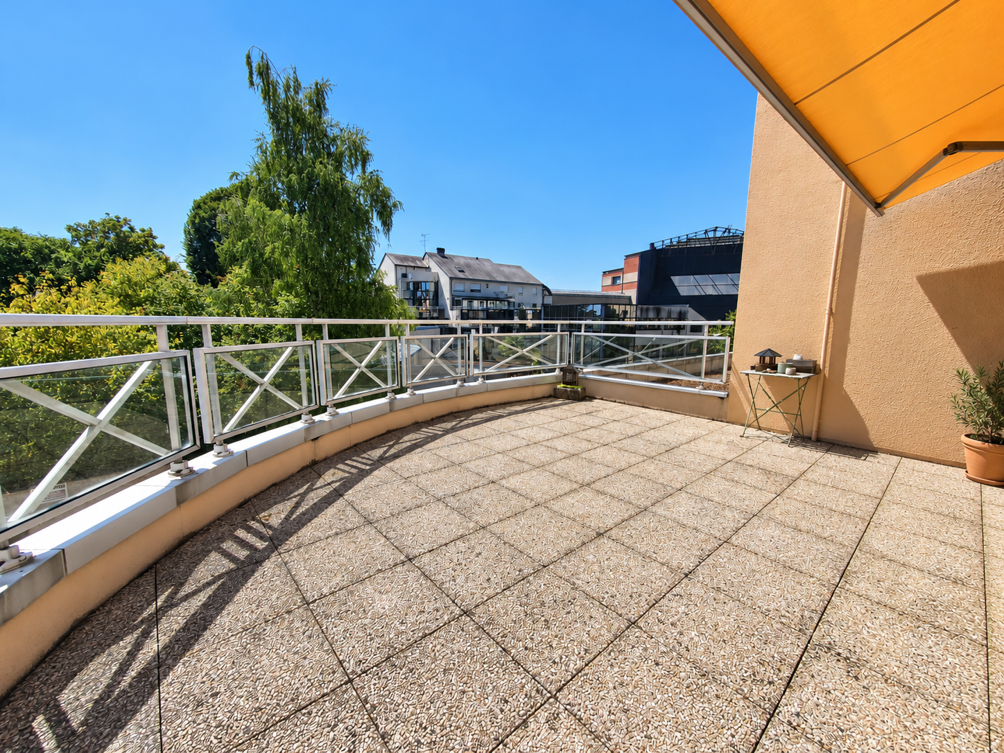 Baffier-Marronniers – Bel appartement rénové avec terrasse et stationnement privatif