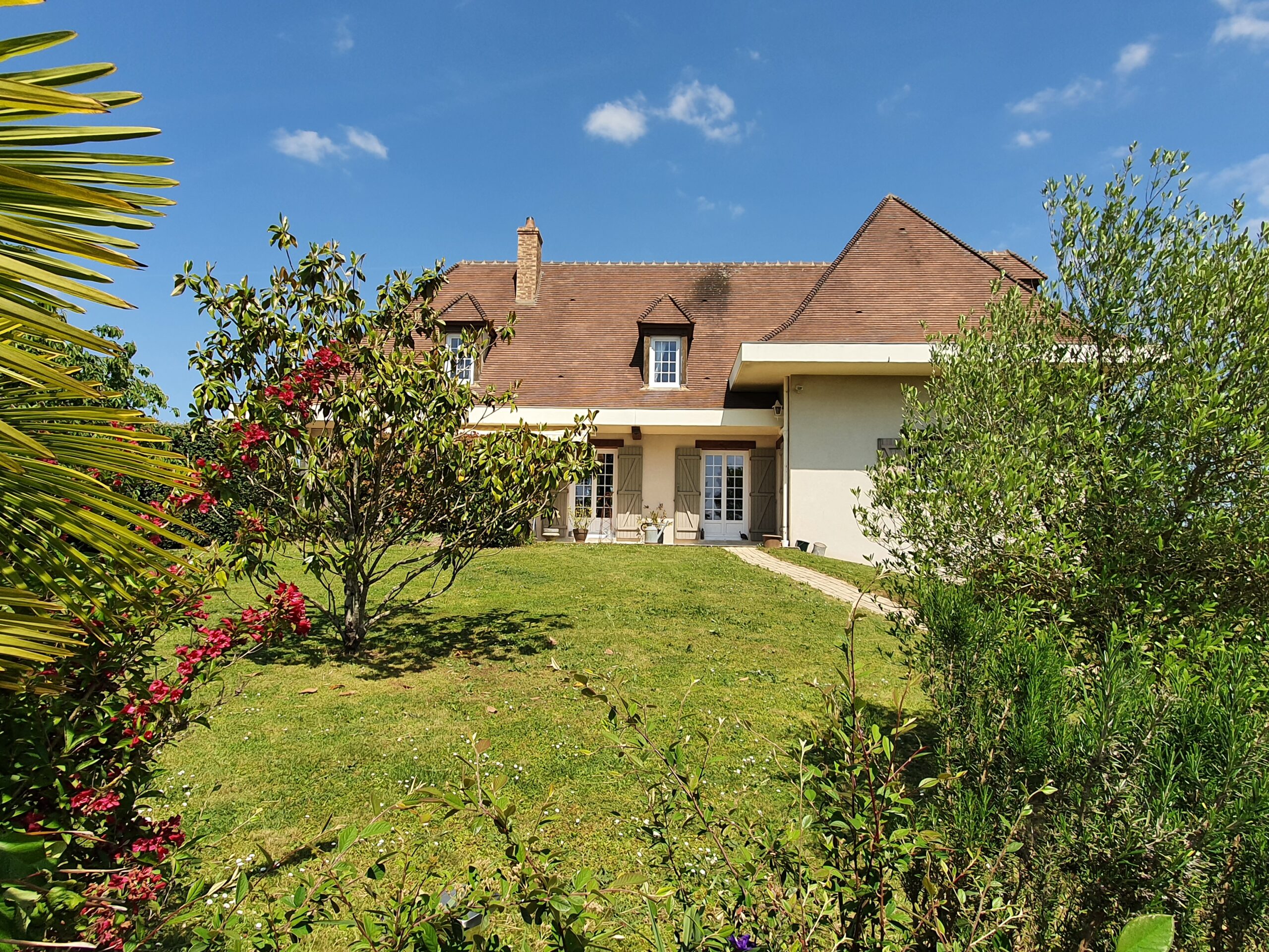 Proche Bourges – Maison de famille offrant 210m² avec piscine - Image principale