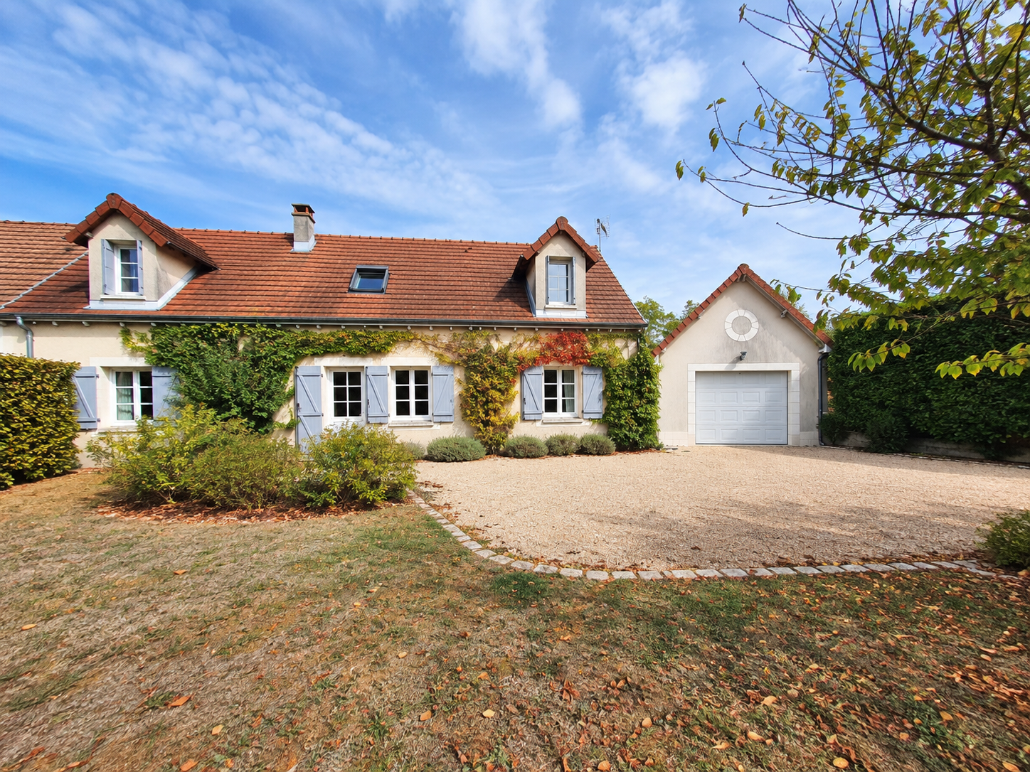 Jolie longère rénovée offrant 135m² habitables avec bâtiment garage et studio - Image principale