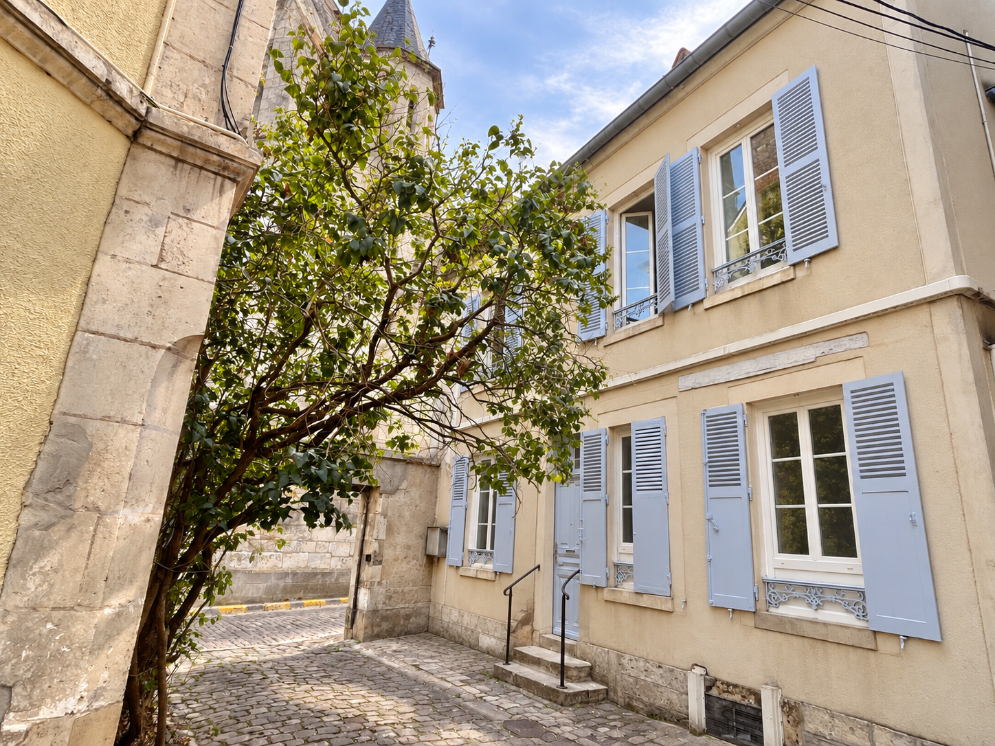 Bourges Centre – Maison de ville rénovée offrant 83m² habitables - Image principale