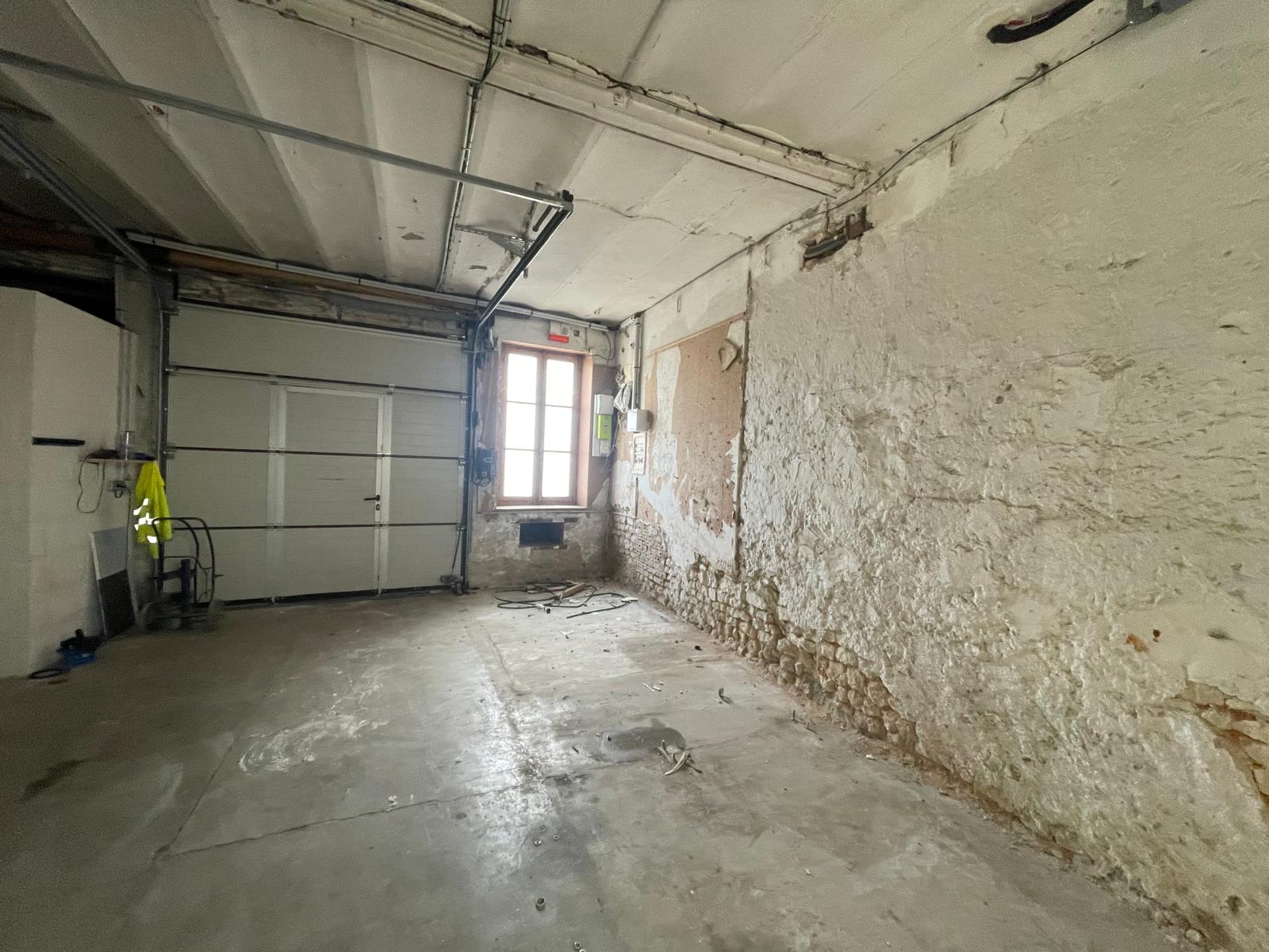 Ensemble mixte à vendre quartier Baffier – Local professionnel entrepôt avec bureaux et appartement de 5 pièces