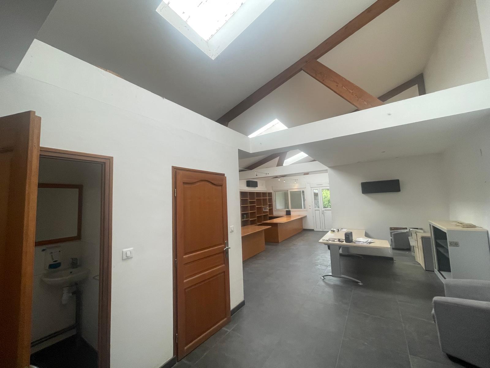 Ensemble mixte à vendre quartier Baffier – Local professionnel entrepôt avec bureaux et appartement de 5 pièces