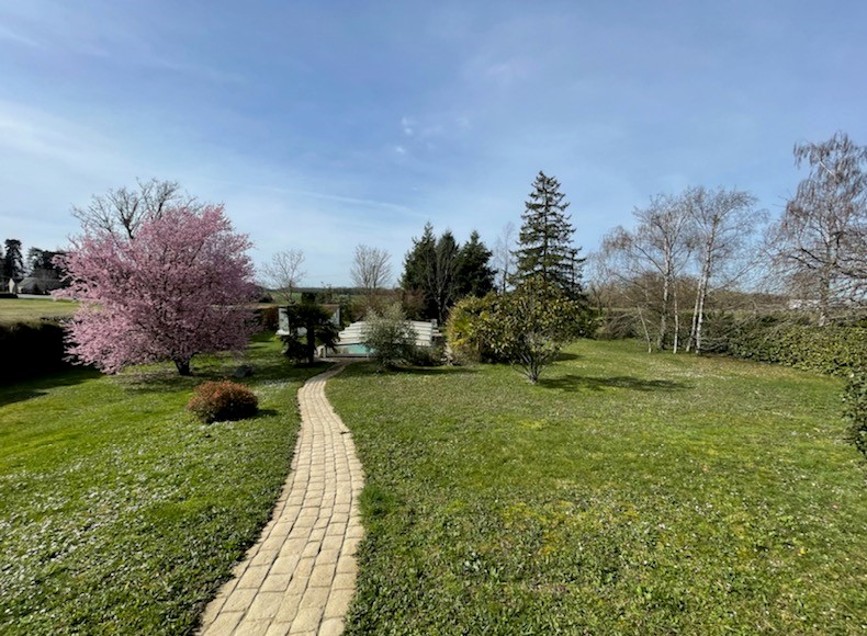 Proche Bourges – Maison de famille offrant 210m² avec piscine