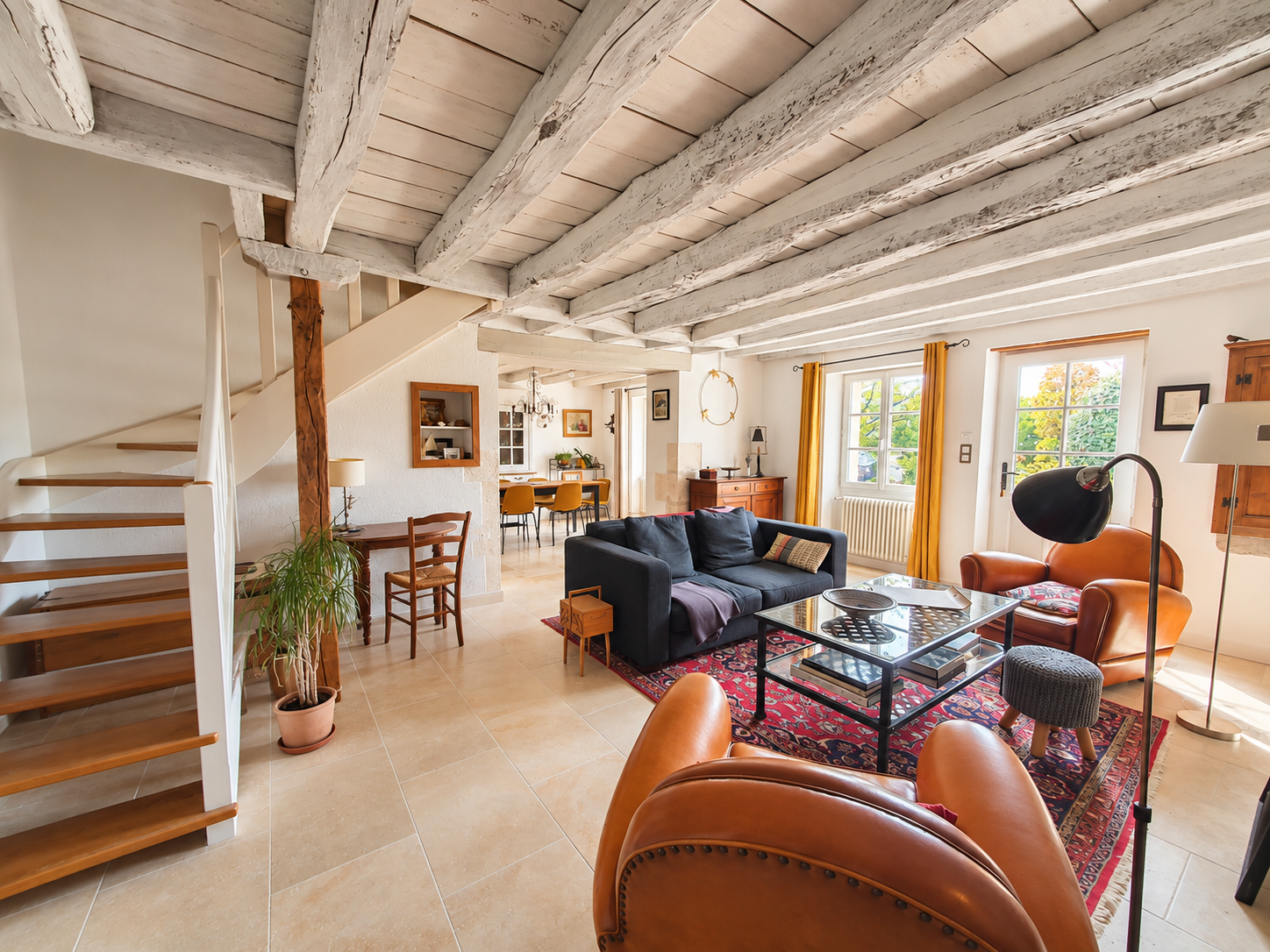 Jolie longère rénovée offrant 135m² habitables avec bâtiment garage et studio