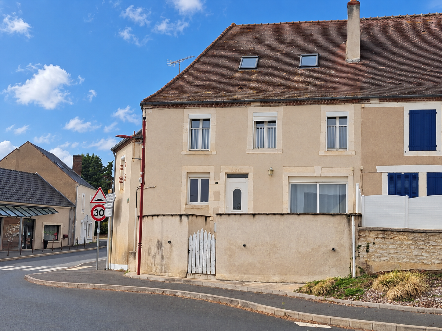 Maison de famille offrant de beaux volumes située au coeur du village